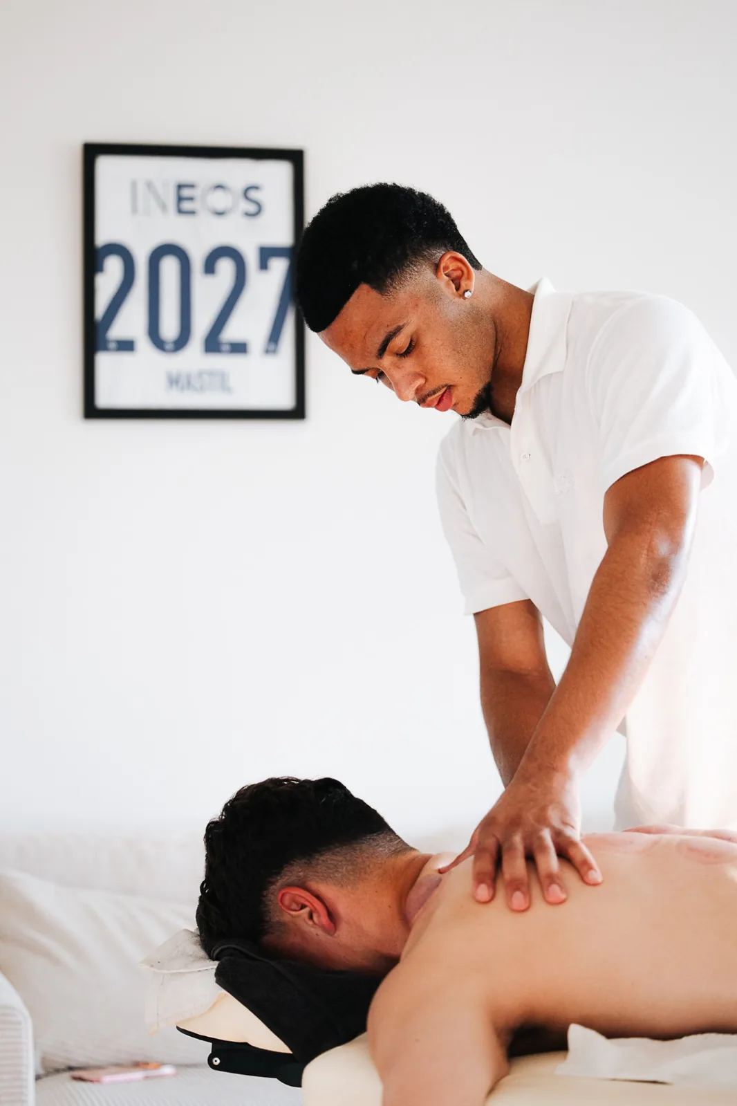 Kiswend Tologo en séance de massage du dos au cabinet Kellem Massage à Carouge